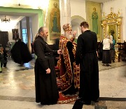 Помазание освященным елеем на Утрени.